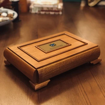 Коробка для хранения аксессуаров для сигар от итальянского дизайнера из массива красного дерева